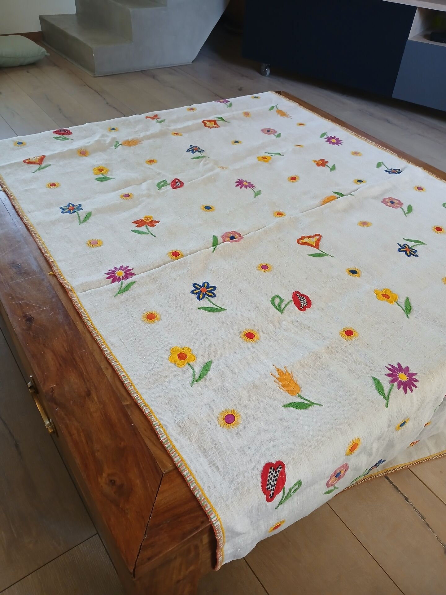 Chemin de table ancien entoile épaisse brodée