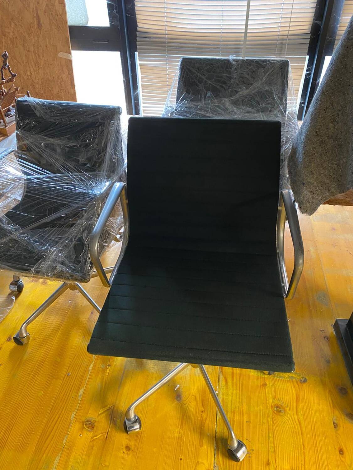 Chaise de bureau Charles & Ray Eames mod. EA117 production ICF, années 1970
