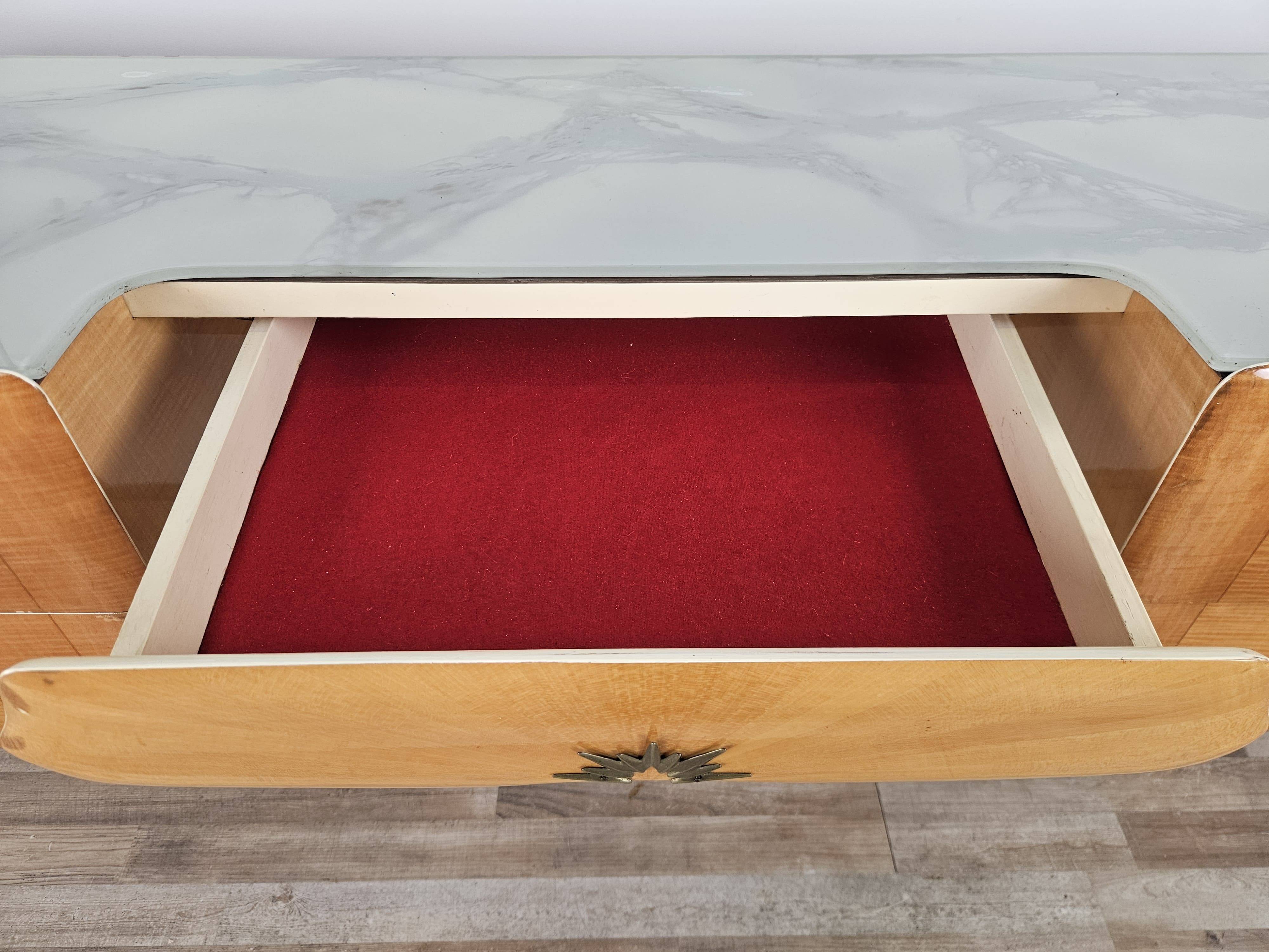 Commode en érable et verre du milieu du siècle des années 1950