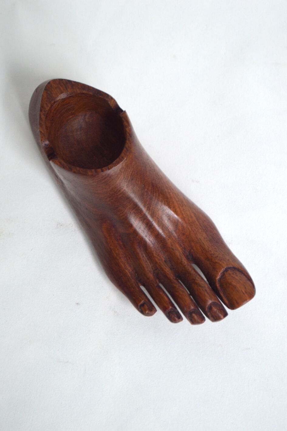 Cendrier pied en bois sculpté
