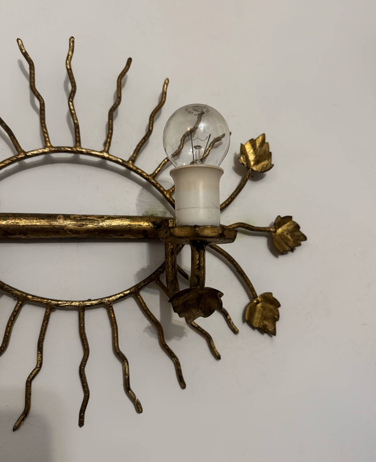 Applique soleil feuillage dorée années 60