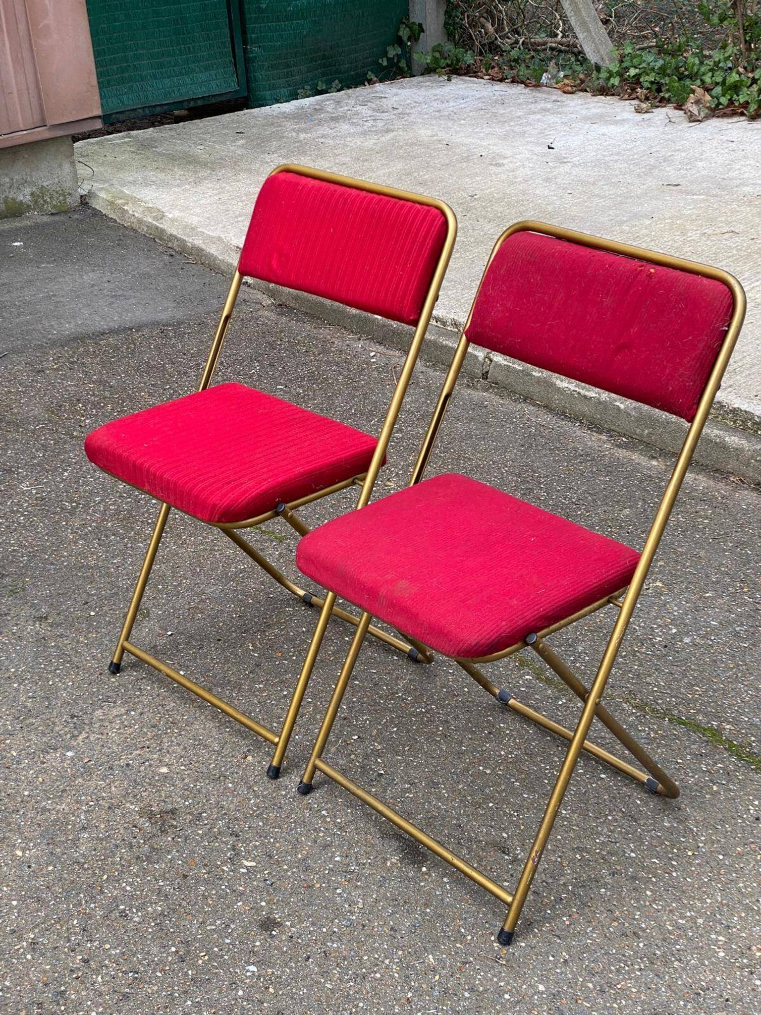 2 folding opera chairs Lafuma France 1970 in gold and burgundy.