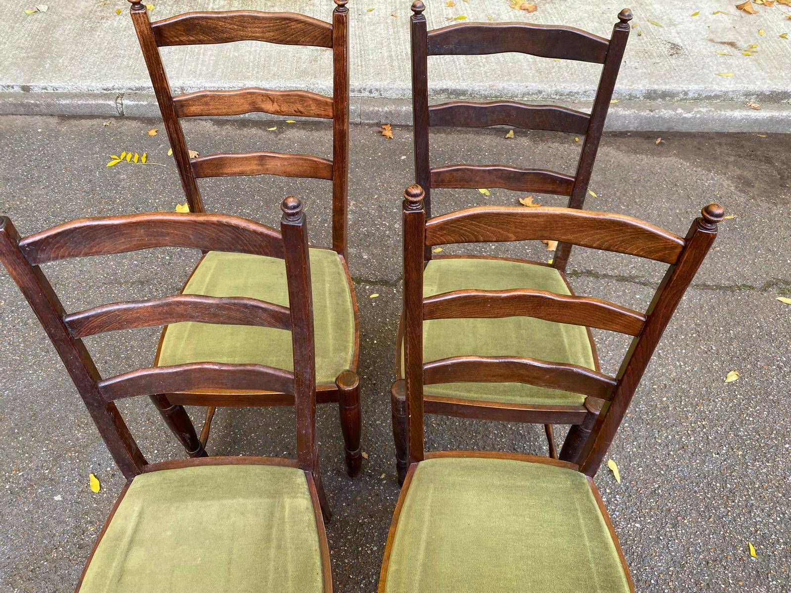 4 chaises bois massif et velours vert