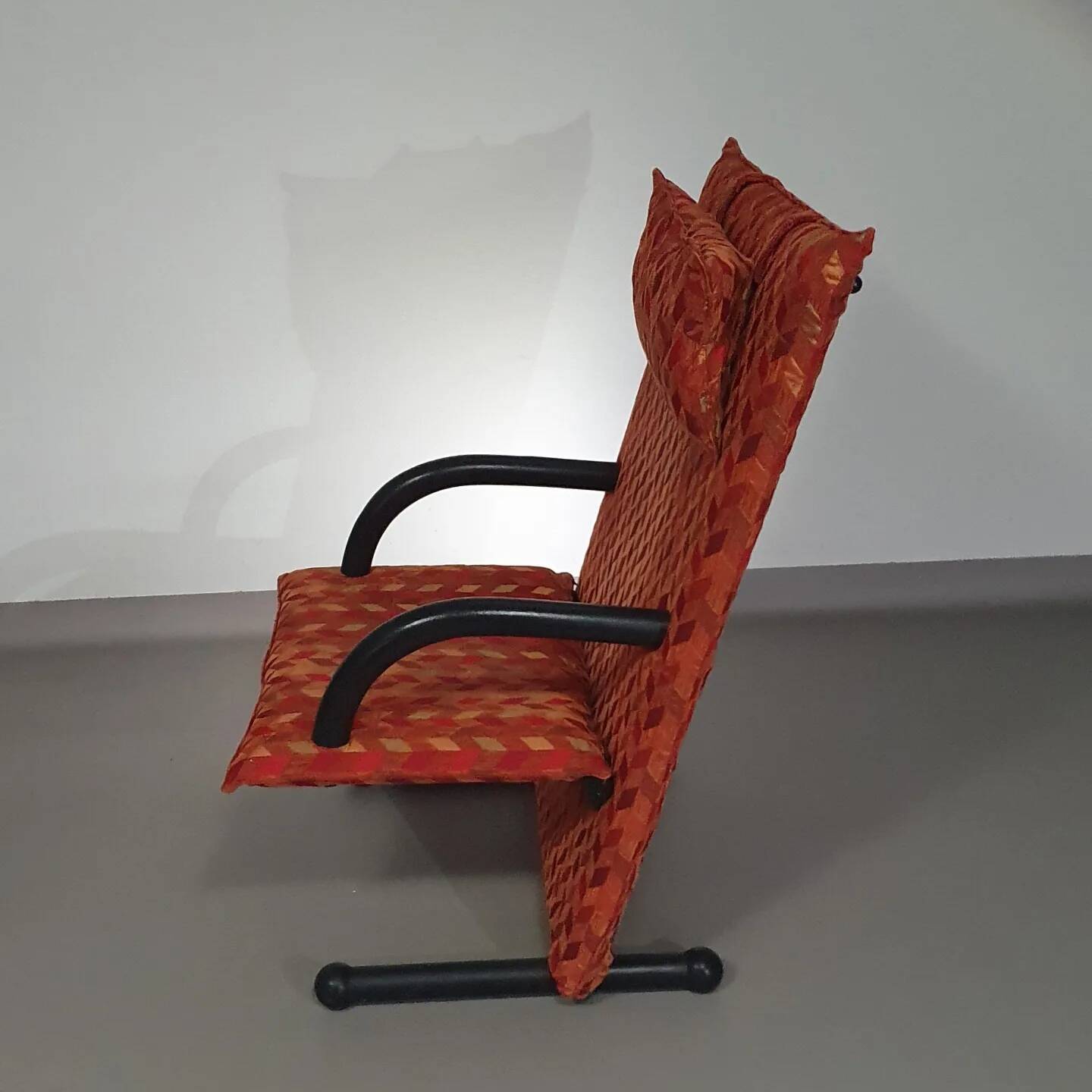 2 x Designed by Burkhard Vogtherr. Manufactured by Arflex in Italy. This Post-Modern ’ T-Line ’