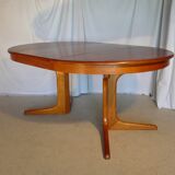 Expandable round table with two Baumann extension cords