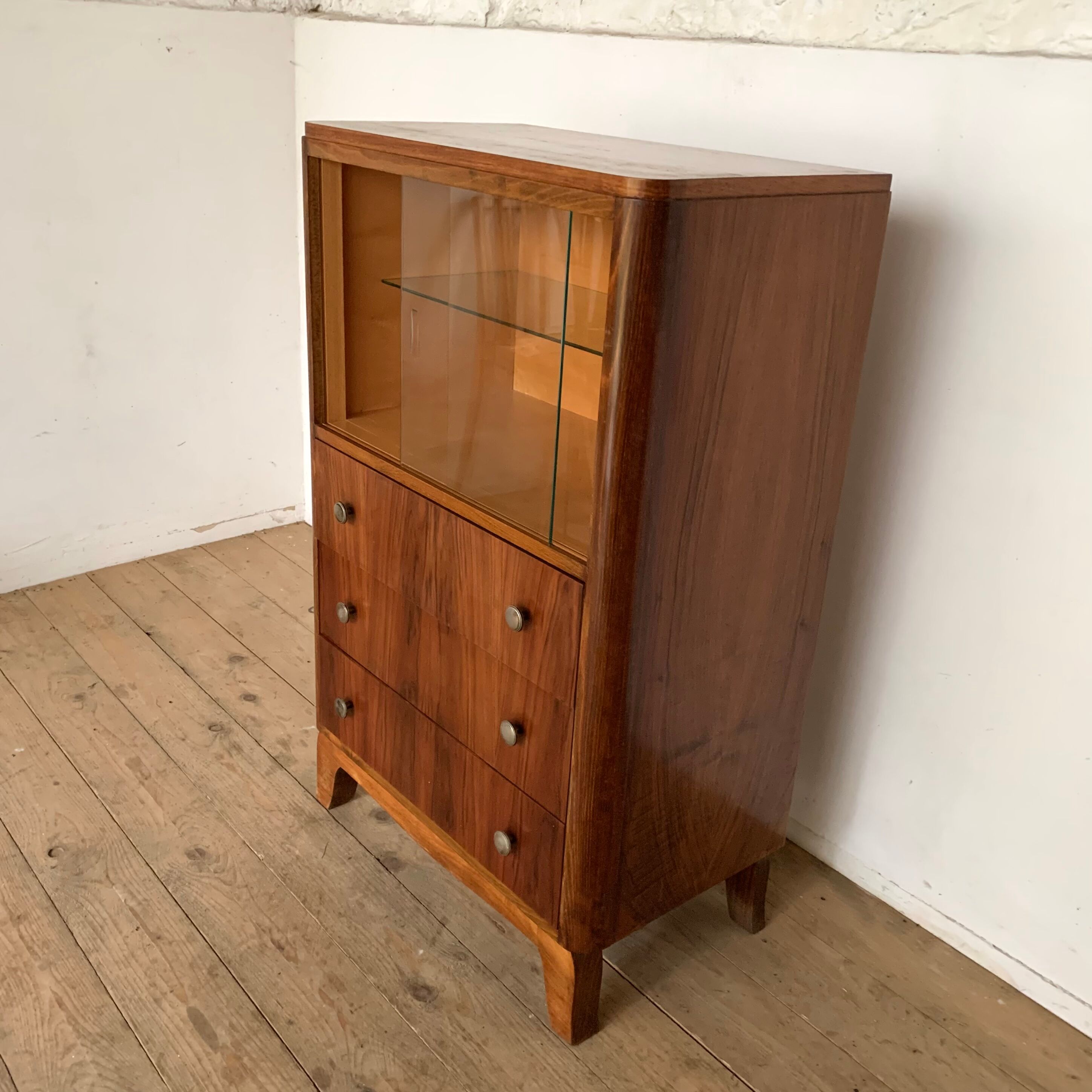 Vintage showcase library