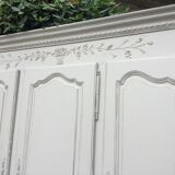 Closet doors with entourage