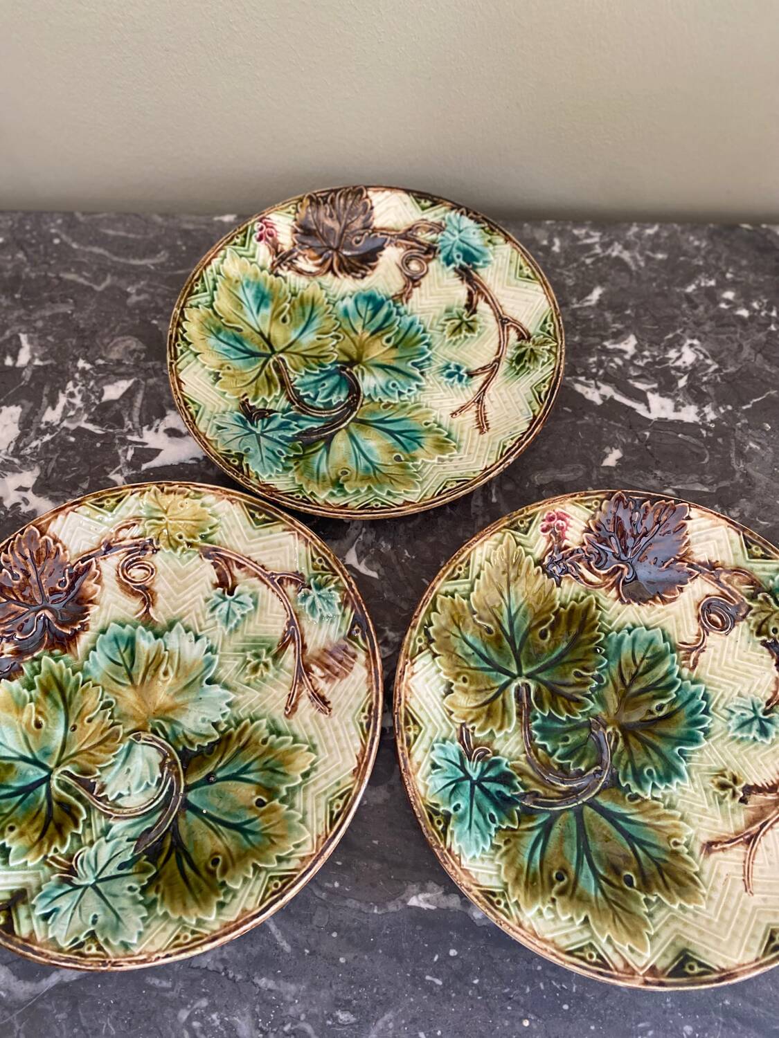 3 assiettes en barbotine