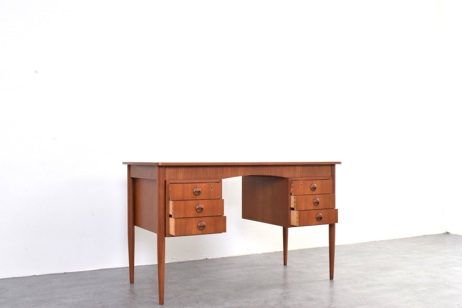 Bureau en teck danois des années 1960.