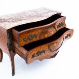 Commode française en noyer datant d'environ 1870.
