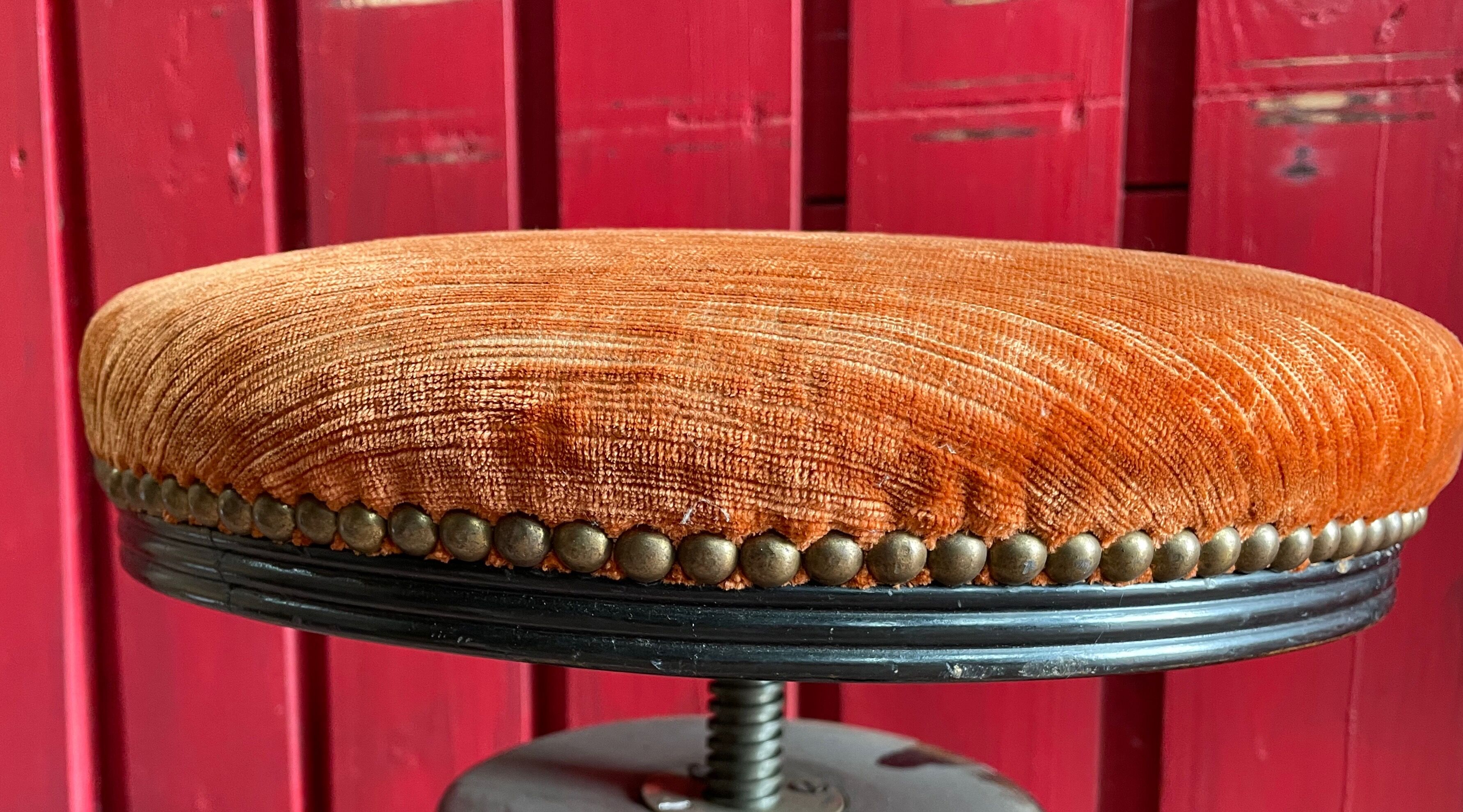 Tabouret de piano napoléon en bois noirci et assise en velours orangé en excellent état