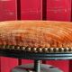 Tabouret de piano napoléon en bois noirci et assise en velours orangé en excellent état