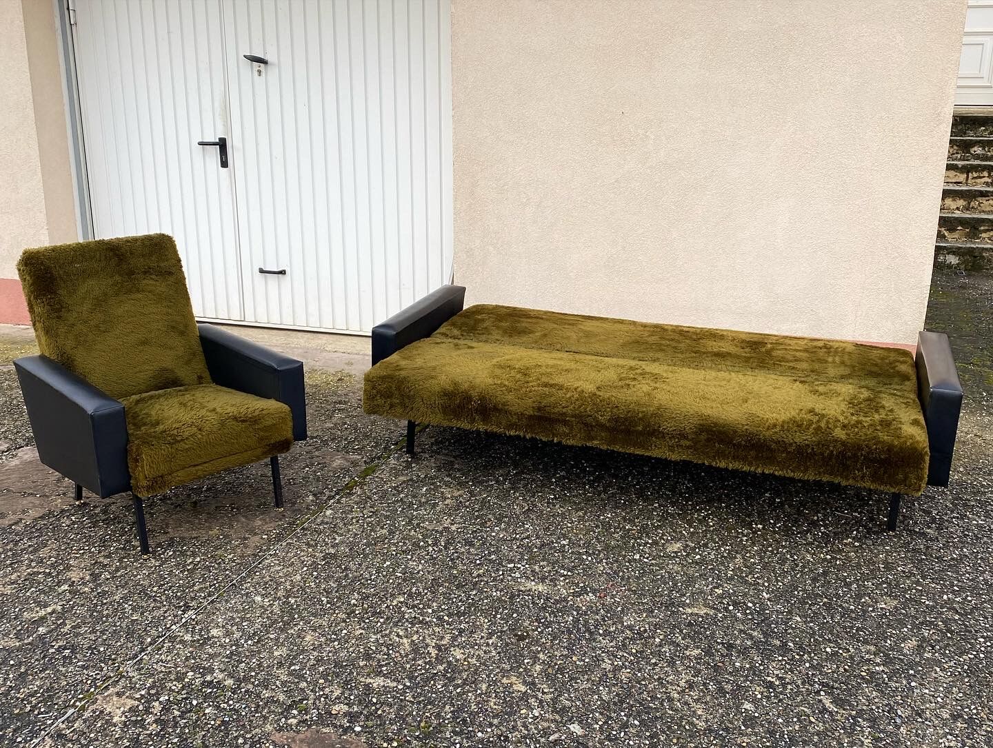 Sofa with are vintage armchair Skaï and moumoute