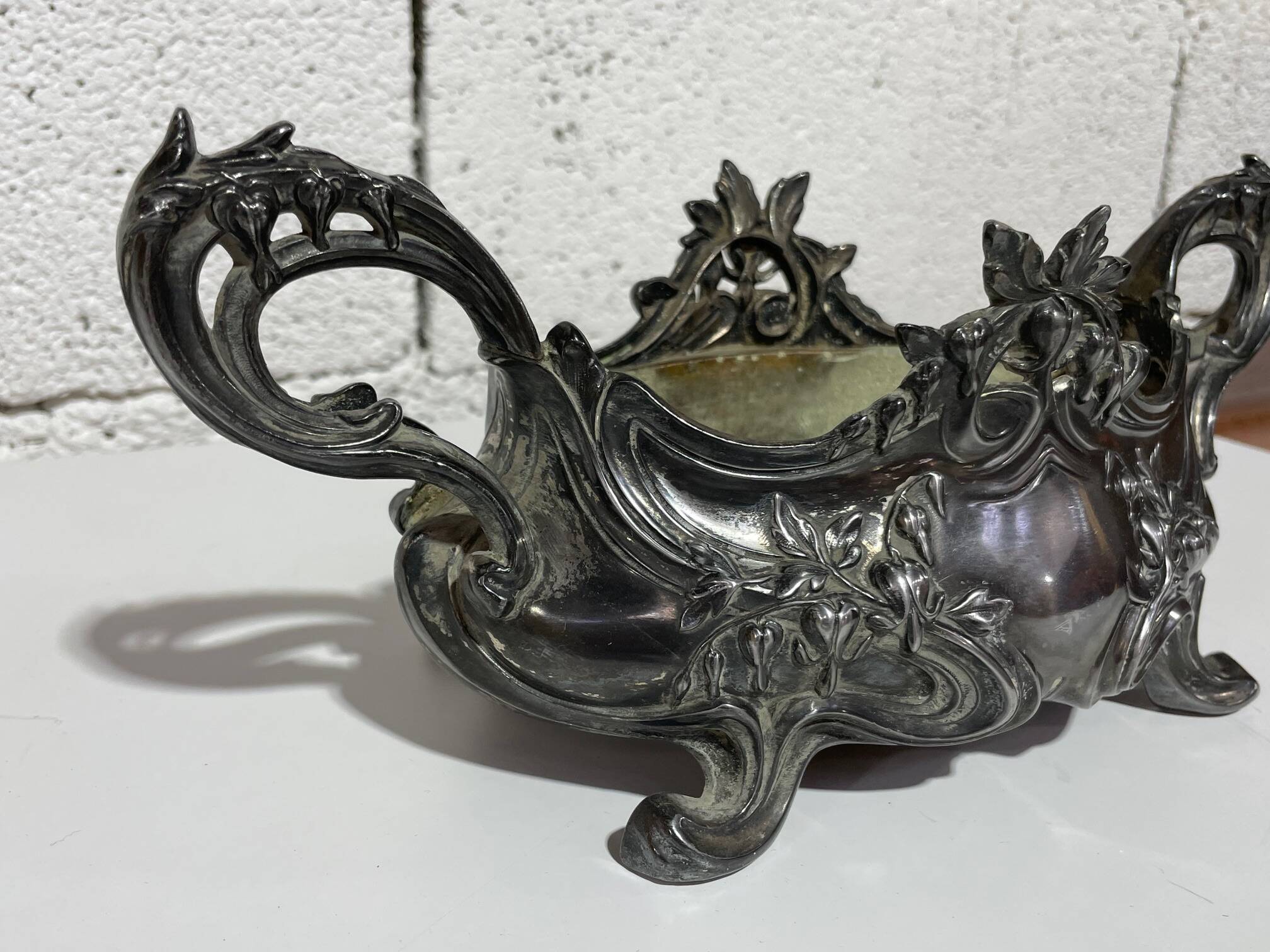 Table jardinière and its silver-plated tray in Louis XV style.