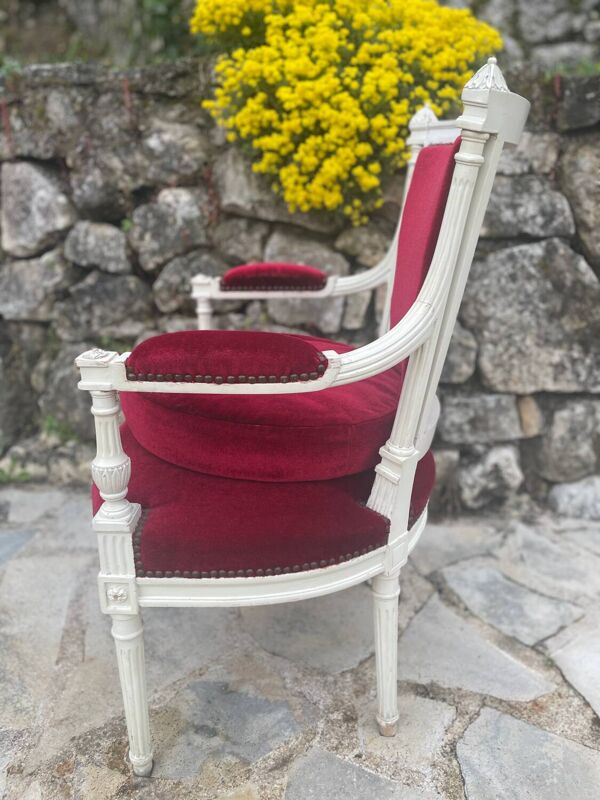 Fauteuil  cabriolet en bois peint sculpté de style Louis XVI époque XXeme siècle