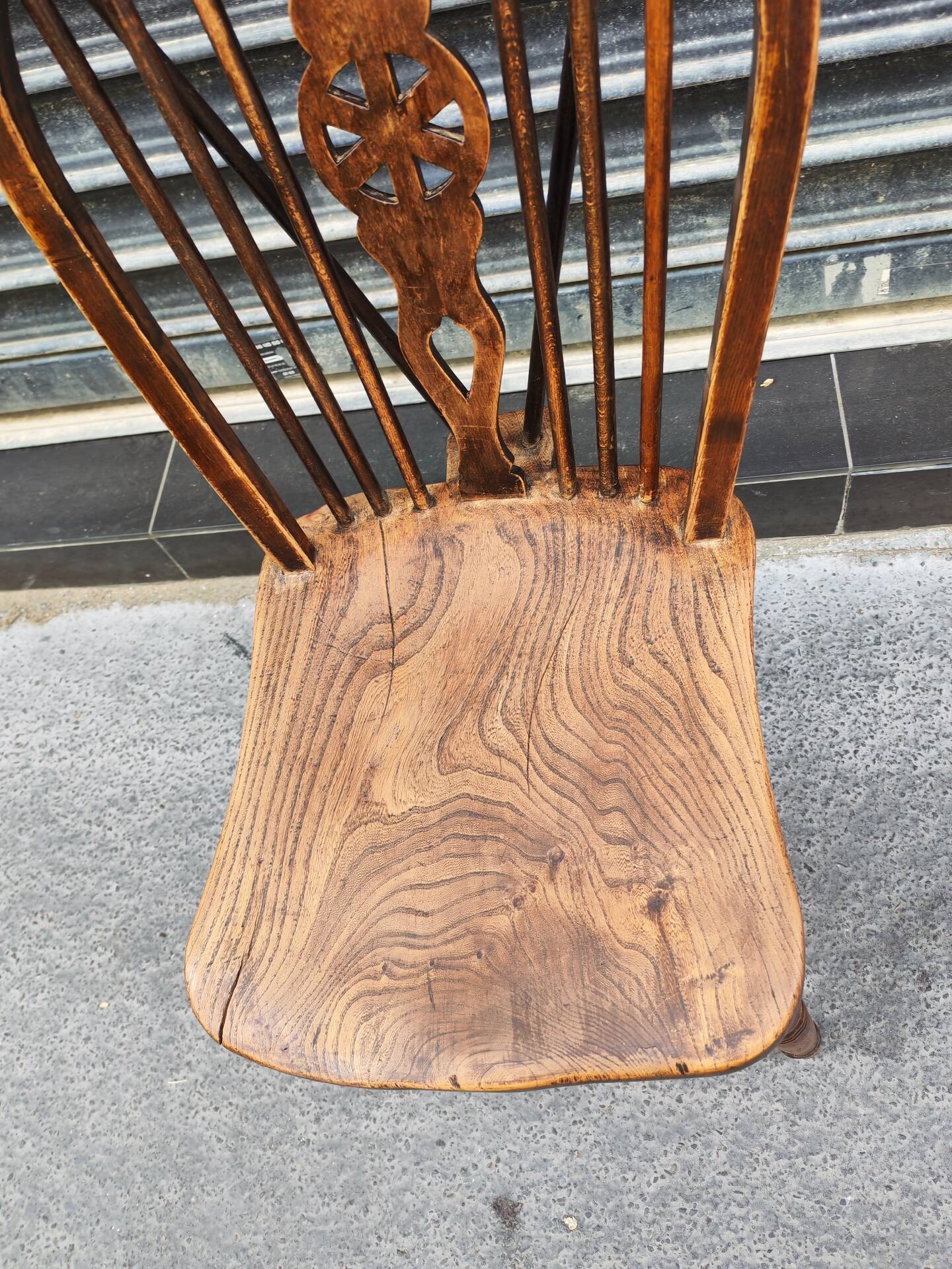 Ancienne chaise Windsor en orme massif. 