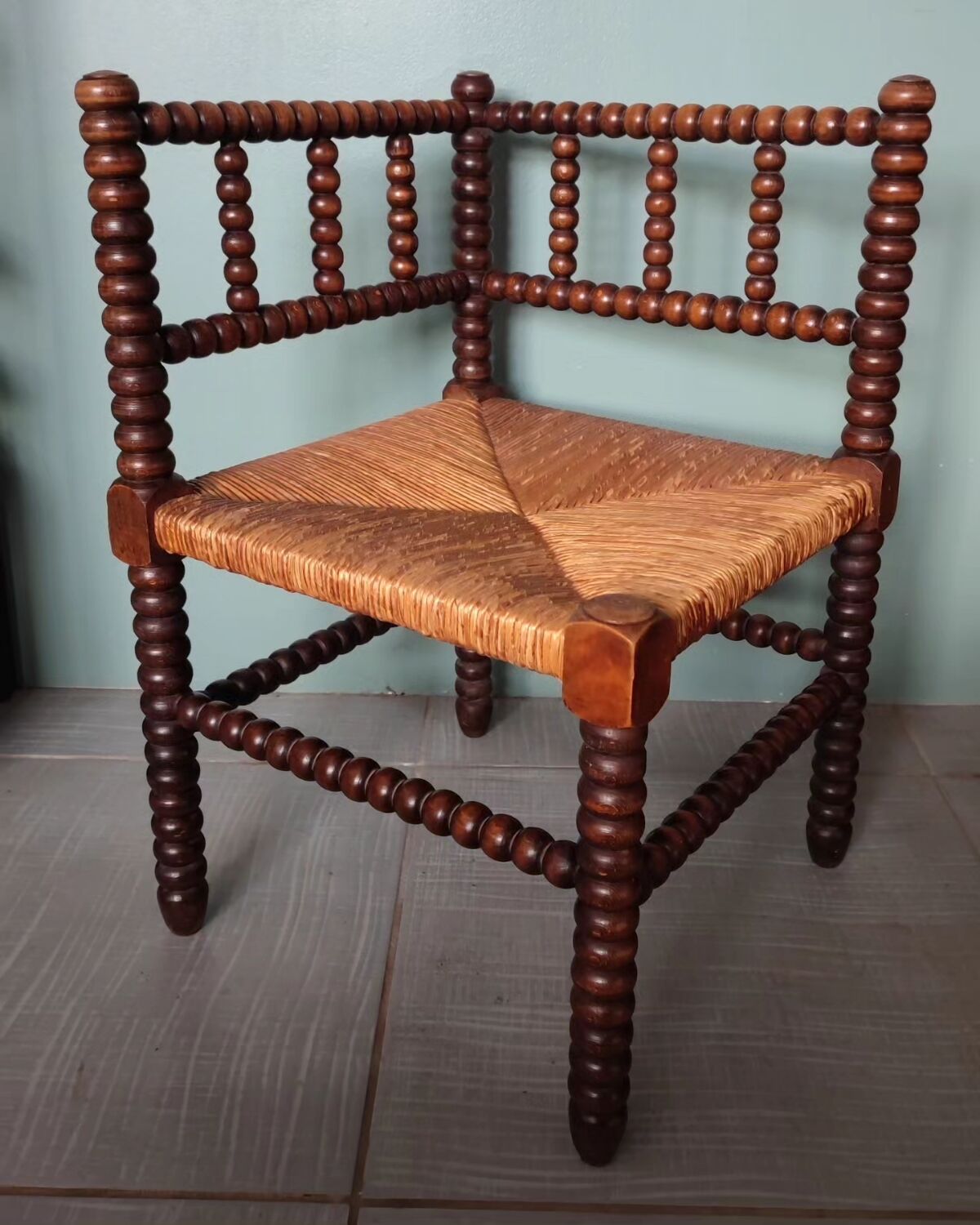 Corner stool