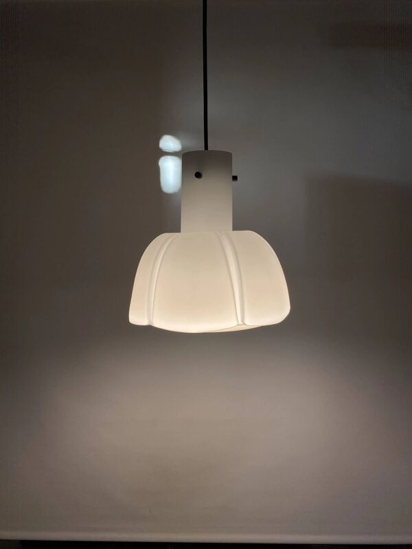 Suspension en verre givré en forme de fleur blanche par Glashütte Limburg