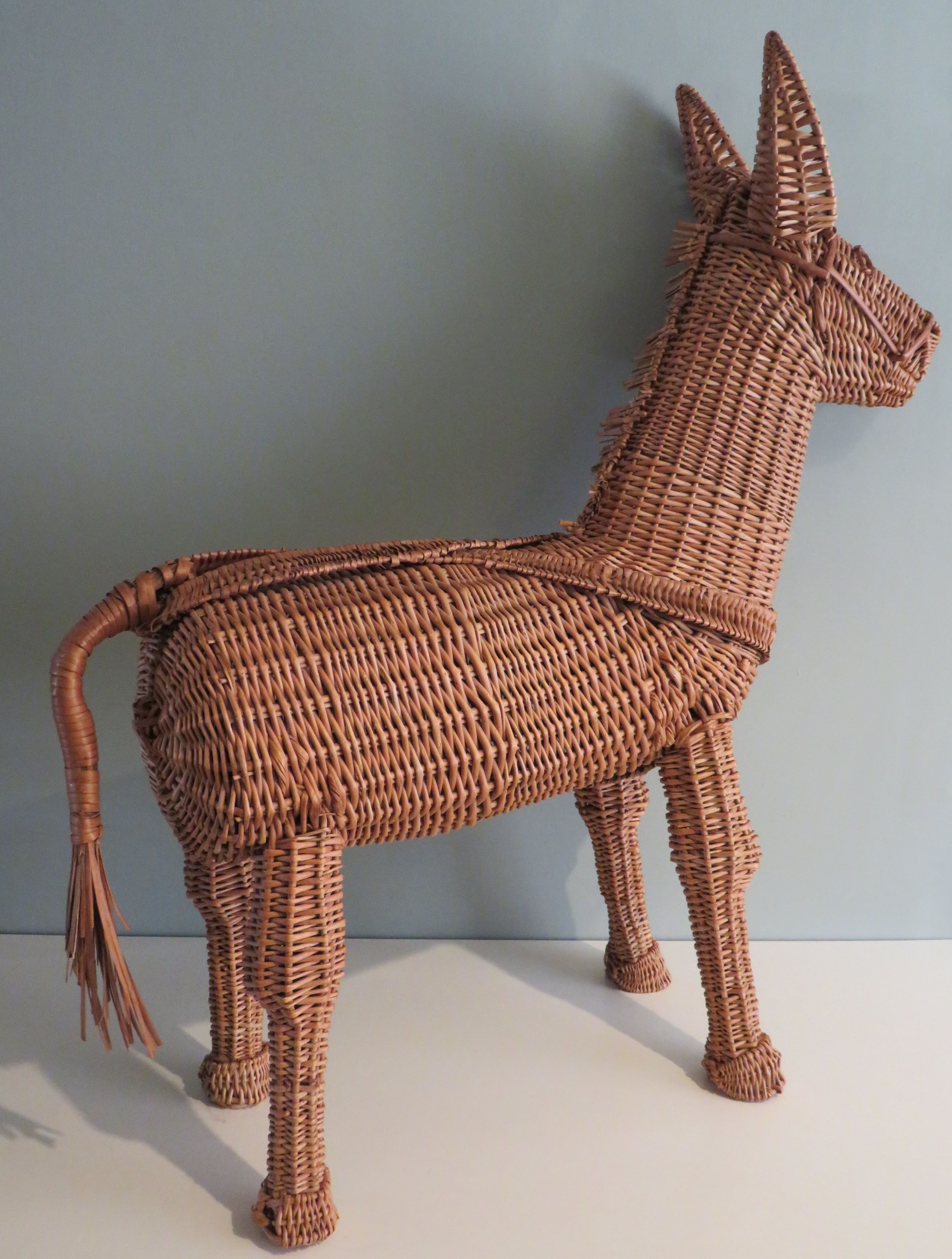 Large vintage reed easel