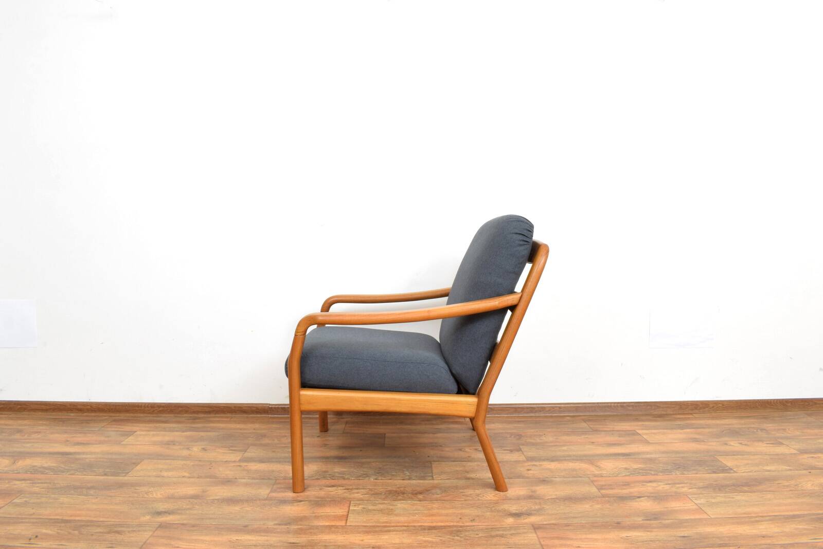 Fauteuil danois en teck de style Mid-Century, de la marque Dyrlund, années 1970.