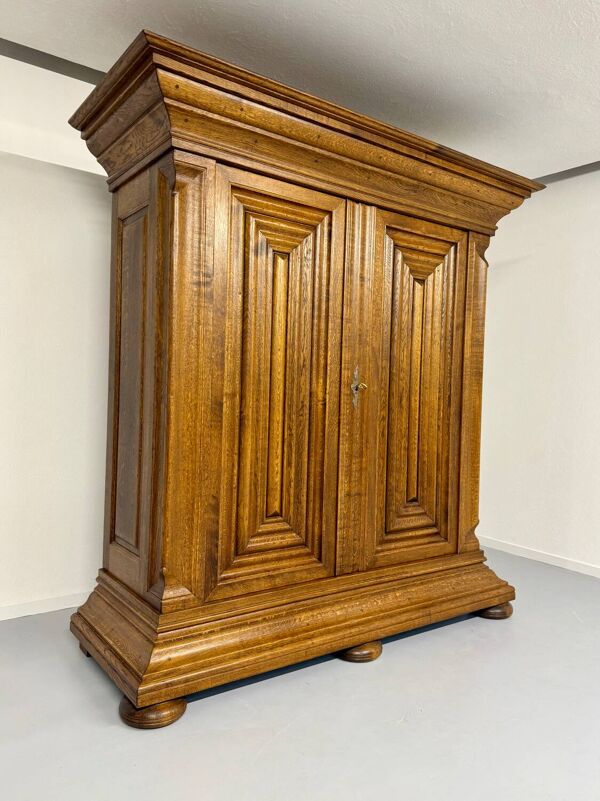 Armoire en bois massif de Francfort forme géométrique vintage penderie