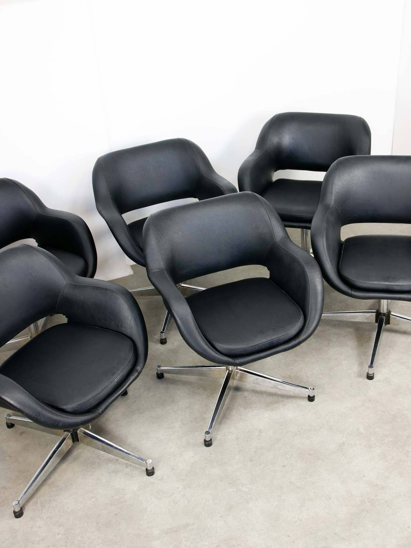 Chaise pivotante vintage en simili cuir noir italien et chrome