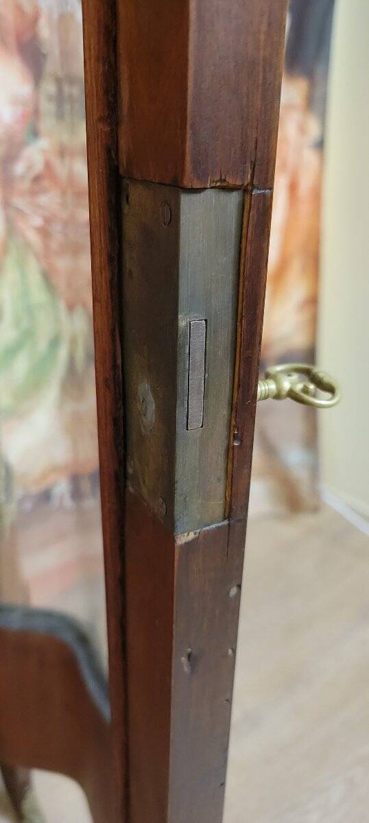 Curved display cabinet in Louis XV style with precious wood marquetry and gilded bronze.