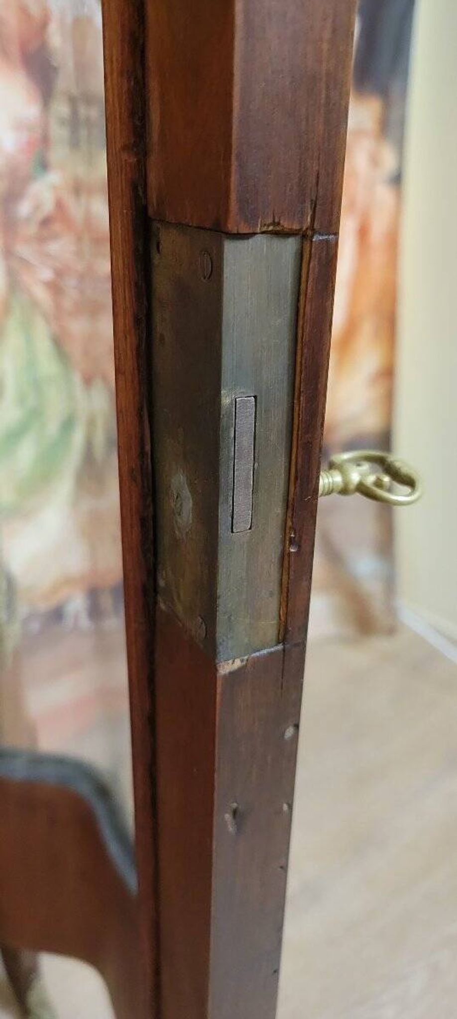Curved display cabinet in Louis XV style with precious wood marquetry and gilded bronze.