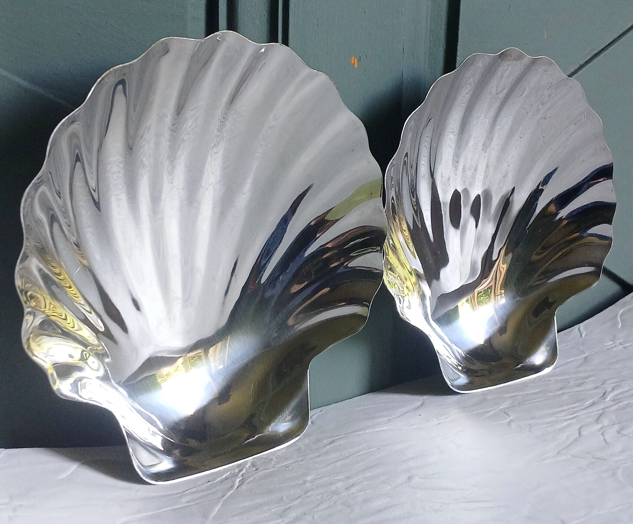 2 shell-shaped bowls in stainless steel