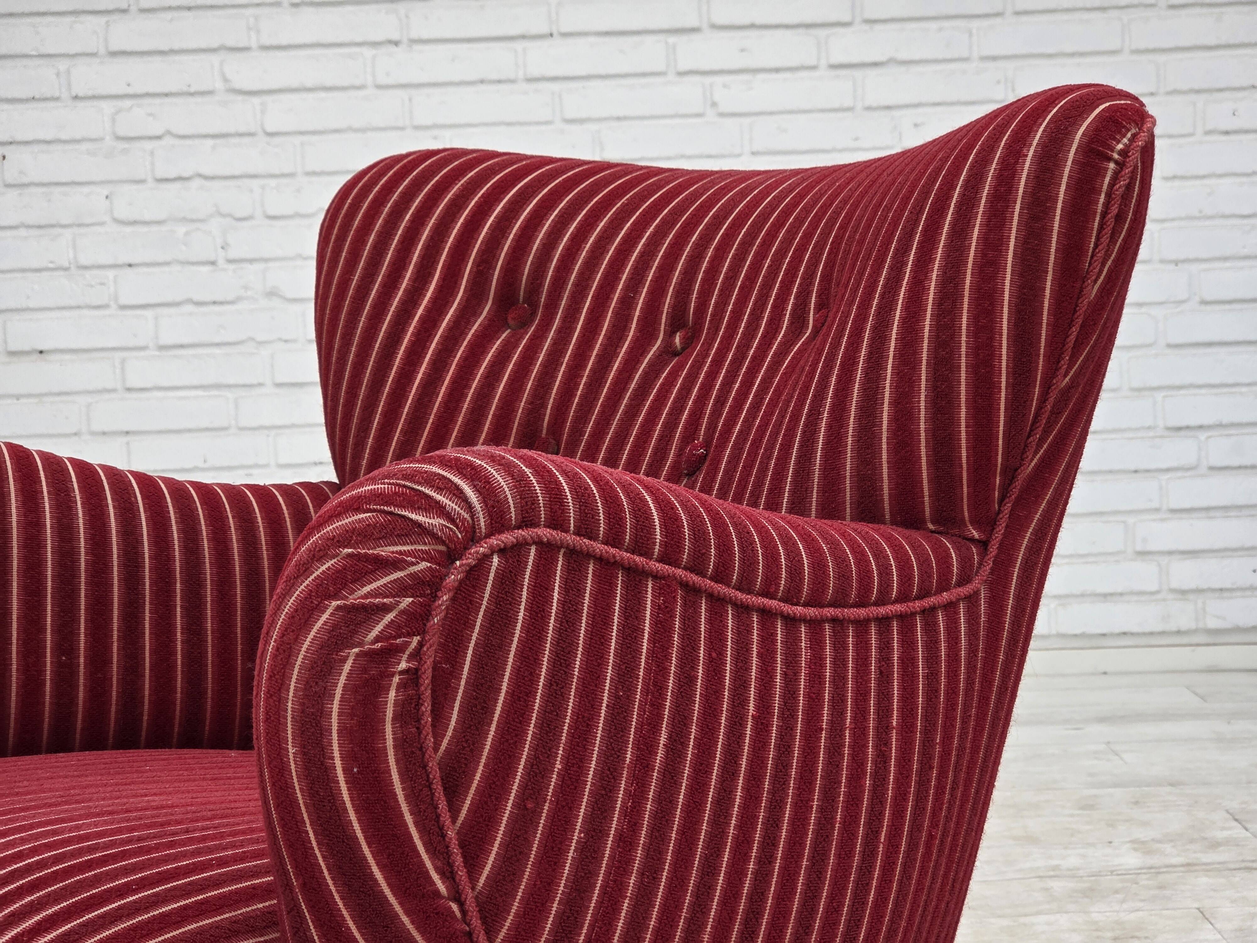 Fauteuil danois des années 1960, en laine de meuble rayée rouge, pieds en bois de chêne.