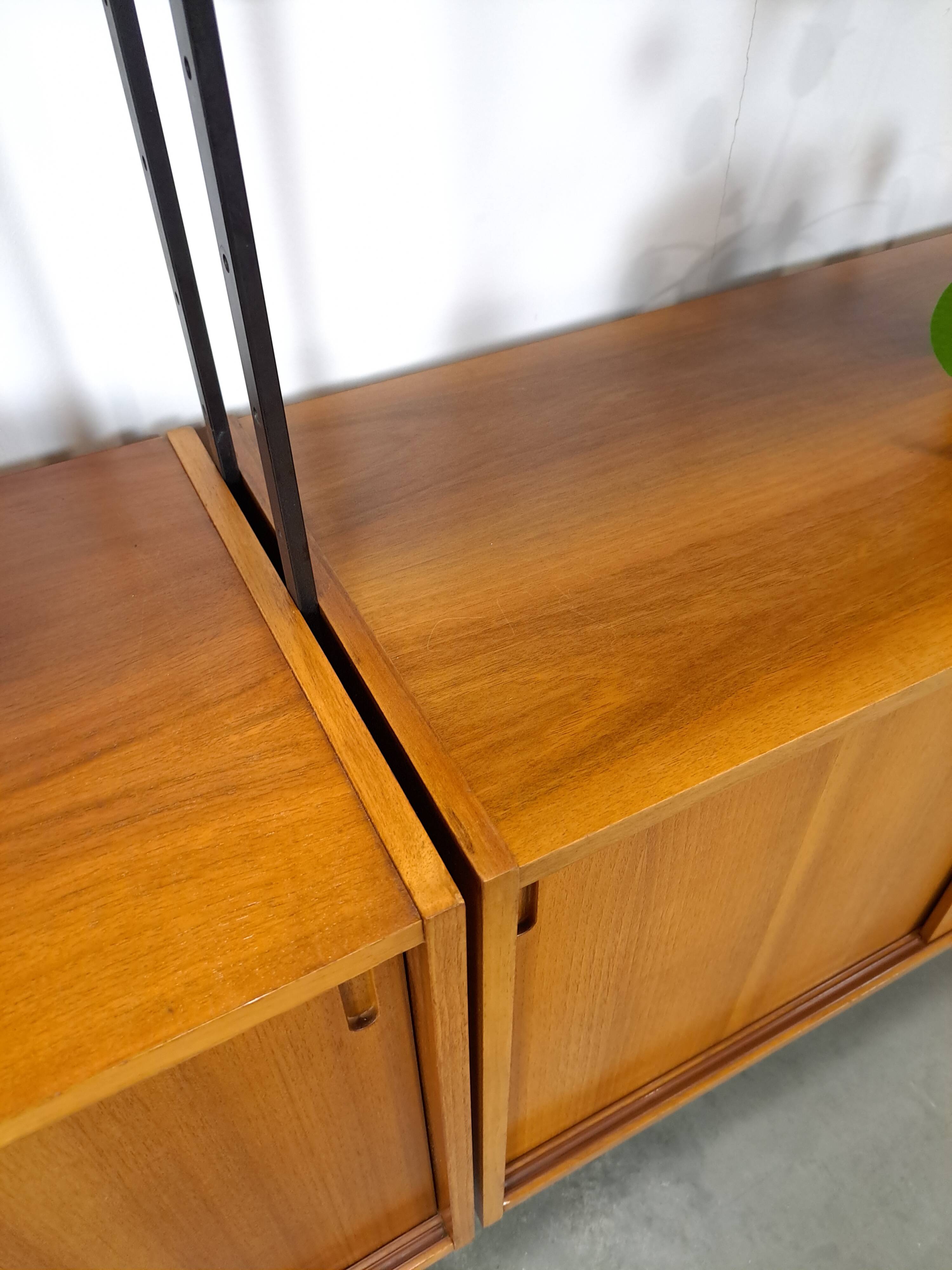 Modulair Omnia wandsysteem, Hilker, teak en zwart staal met legplanken