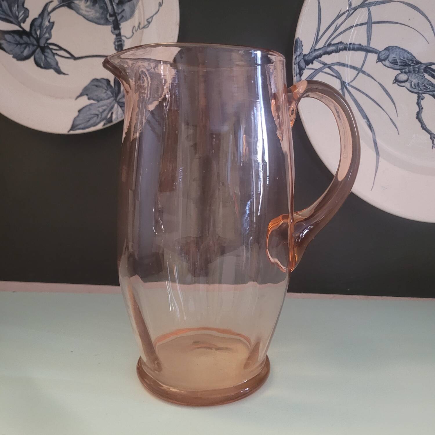 Pichet en verre soufflé rose, vers 1960
