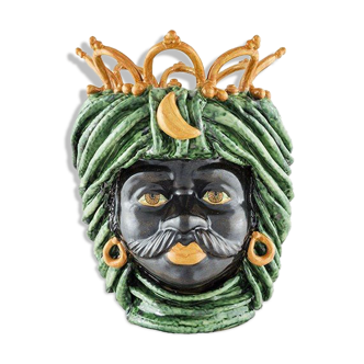 Man green crown vase