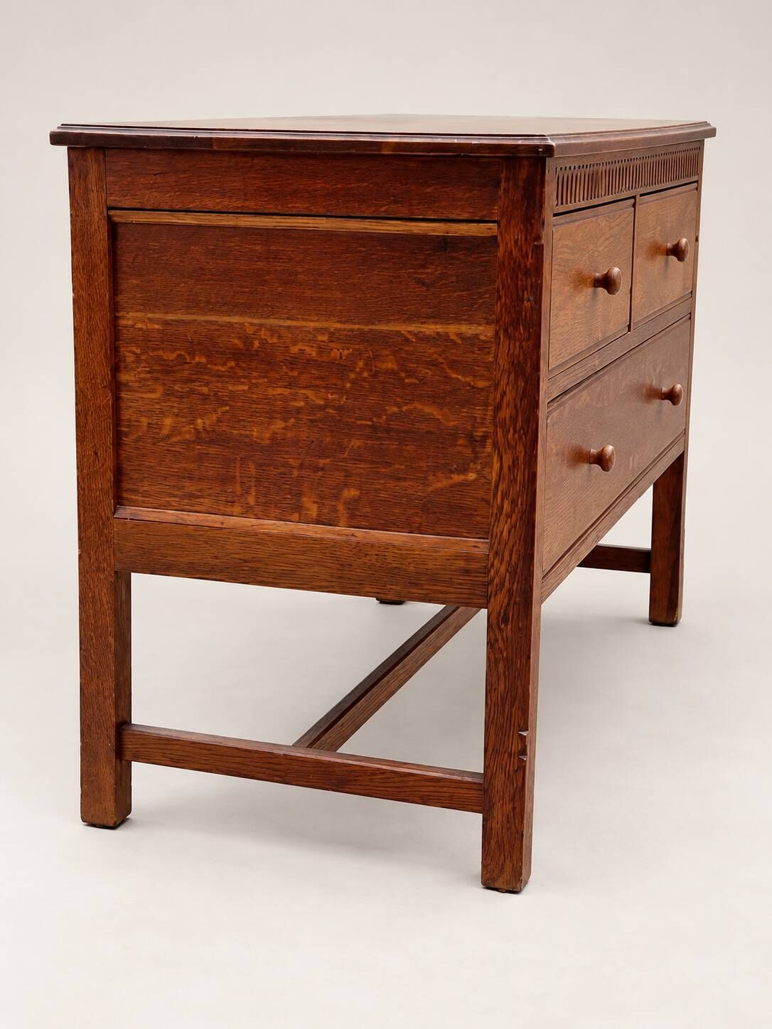 Commode ancienne en chêne sculpté – Début XXe siècle