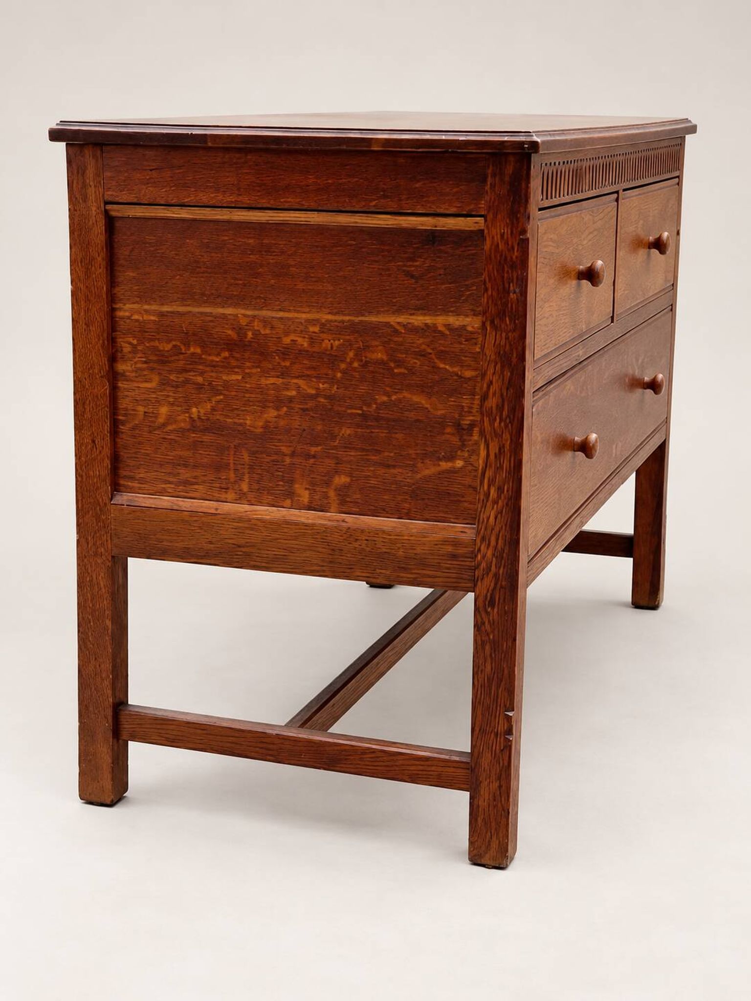 Commode ancienne en chêne sculpté – Début XXe siècle