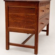 Commode ancienne en chêne sculpté – Début XXe siècle