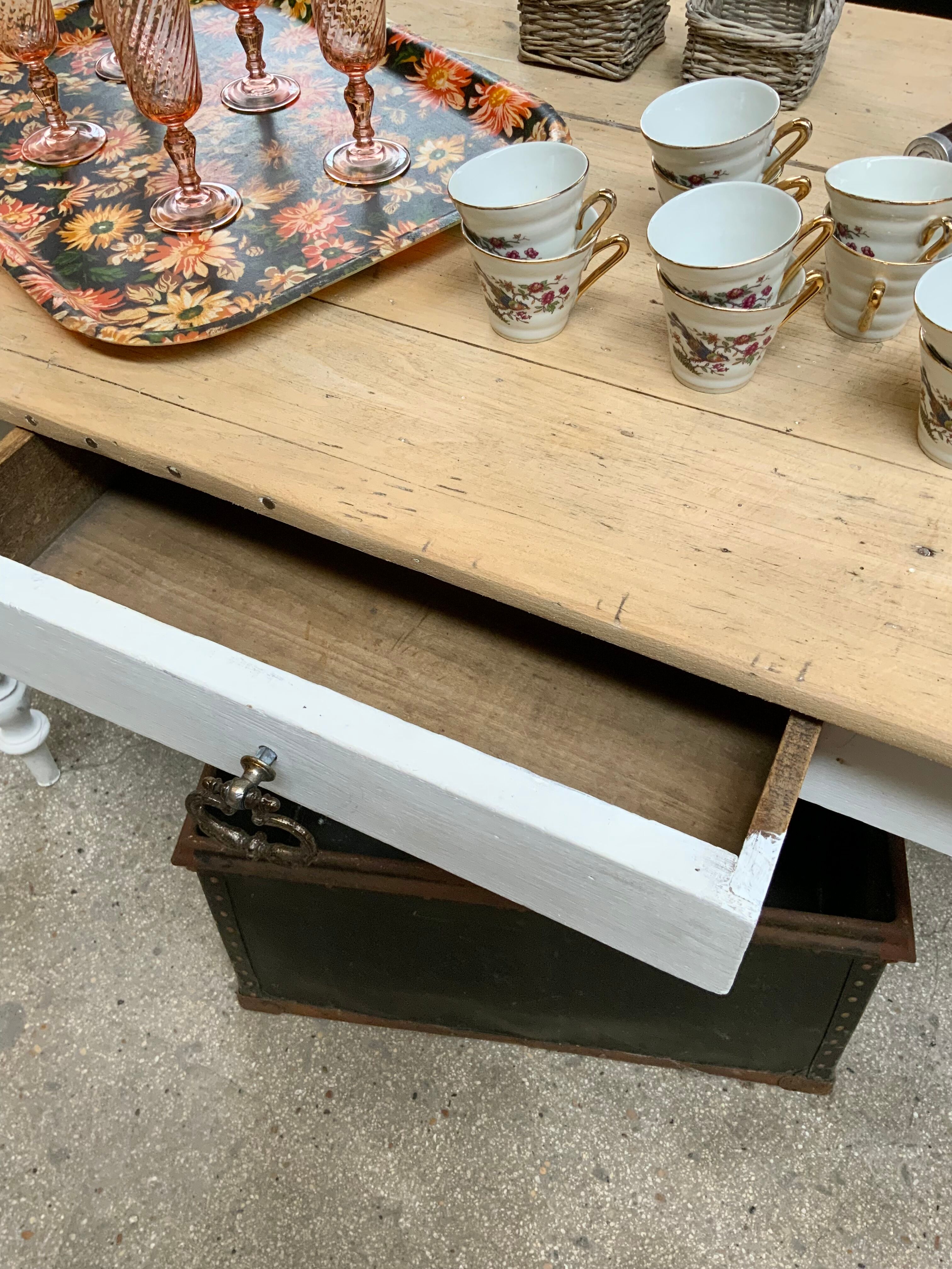Estaminet table