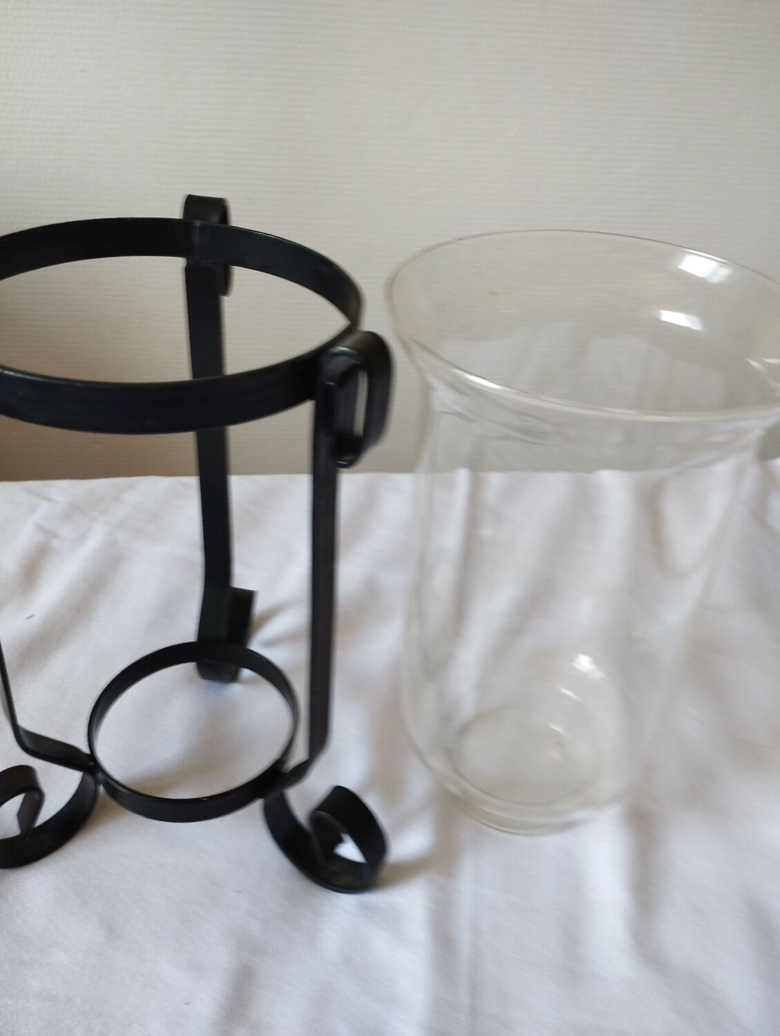 Glass vase with very encien wrought iron support