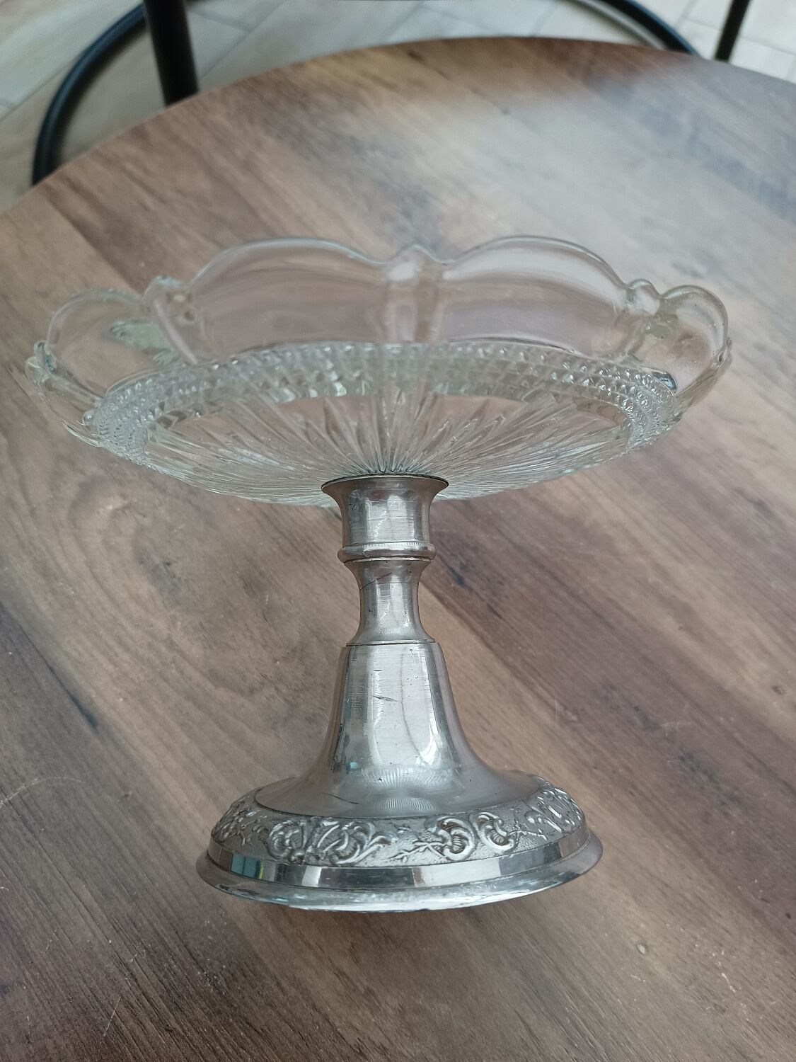 Compotier in molded glass and regulated foot