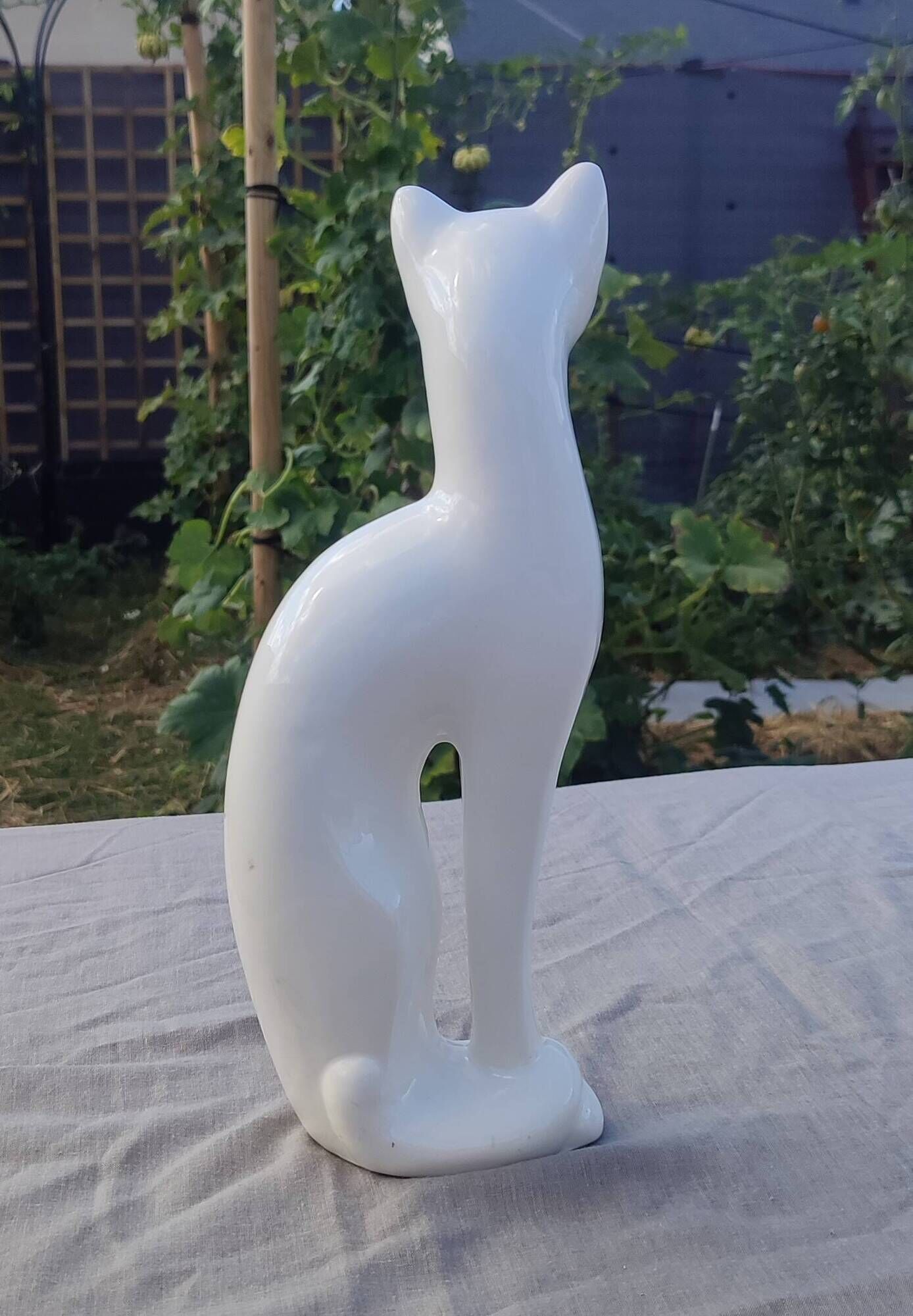 Statuette chat stylisé en céramique blanche