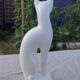 Statuette chat stylisé en céramique blanche