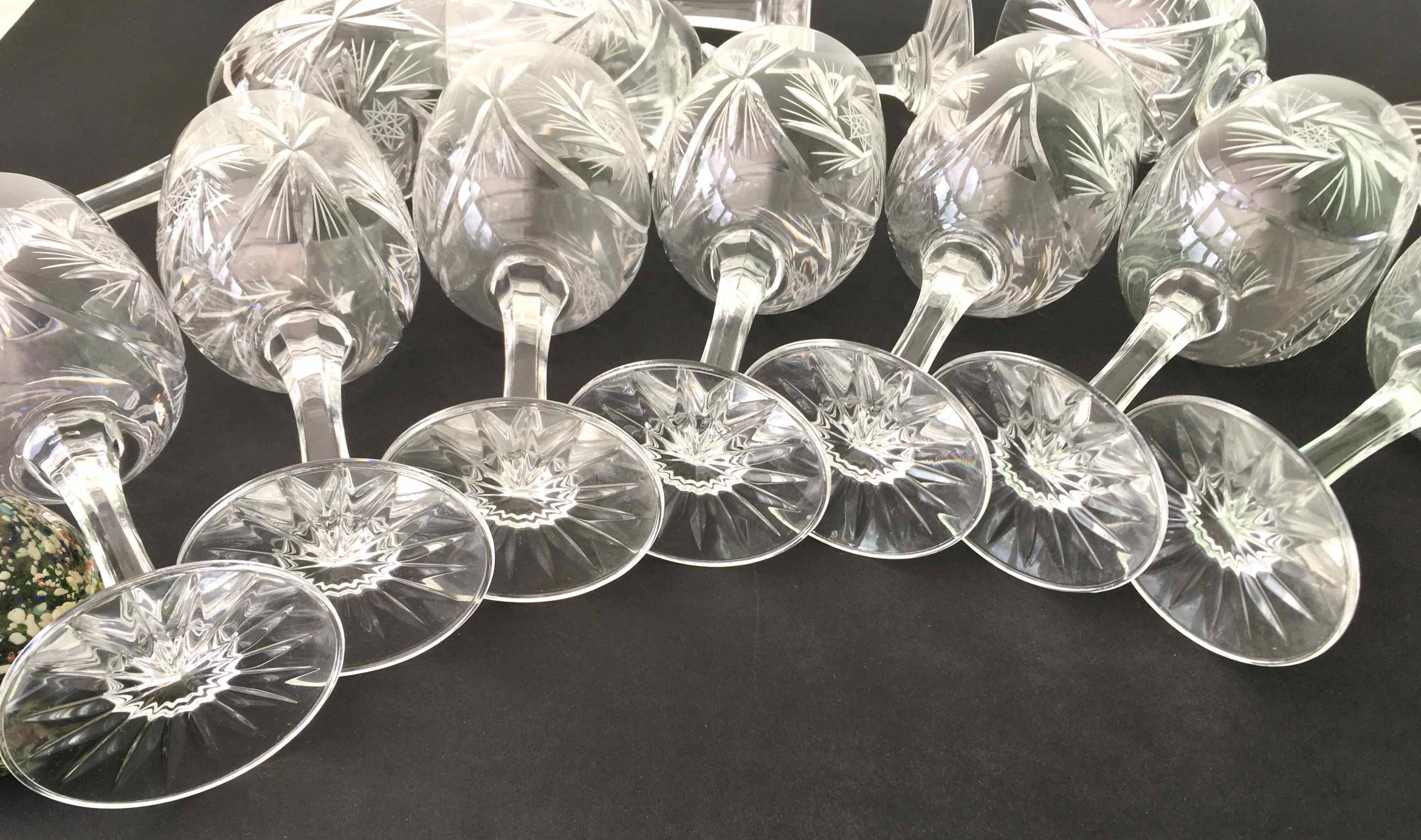 Set de 12 verres à vin en cristal taillé