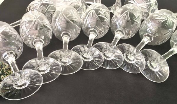 Set de 12 verres à vin en cristal taillé