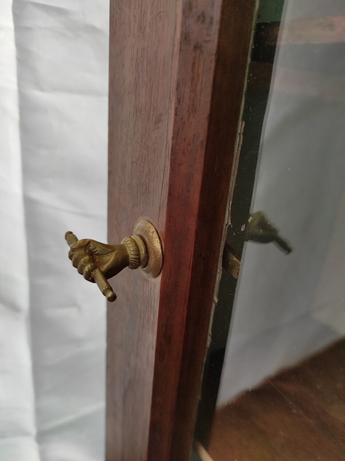 Showcase to pose nineteenth century walnut