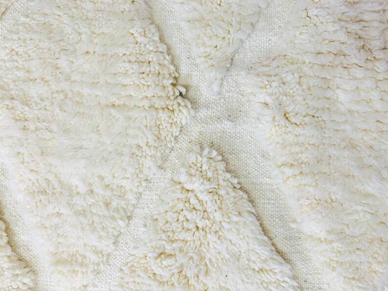 Handmade Moroccan rug in natural wool 250cm x 150cm