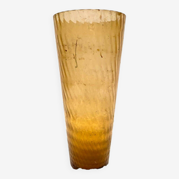 Grand vase conique en verre opaque et ondulé XX siècle