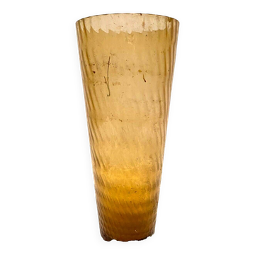 Grand vase conique en verre opaque et ondulé XX siècle