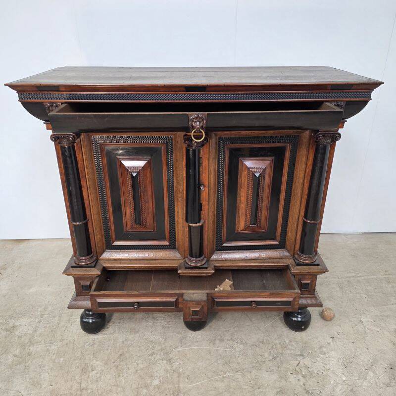 Beautiful 17th-century Dutch cabinet in rosewood and ebony marquetry.