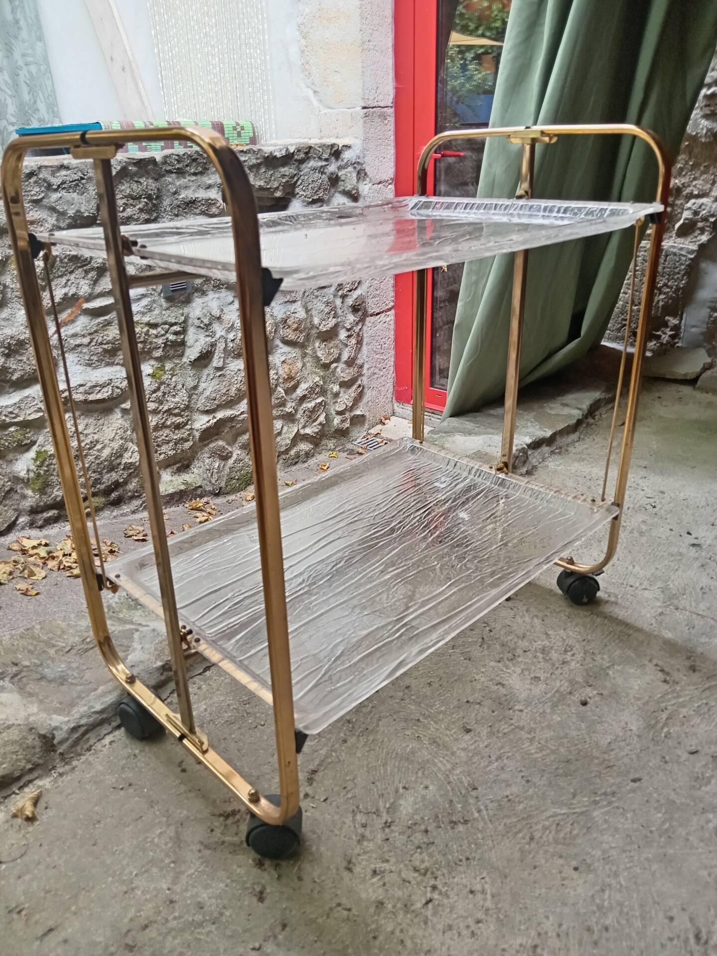 Desserte dorée en plexiglas