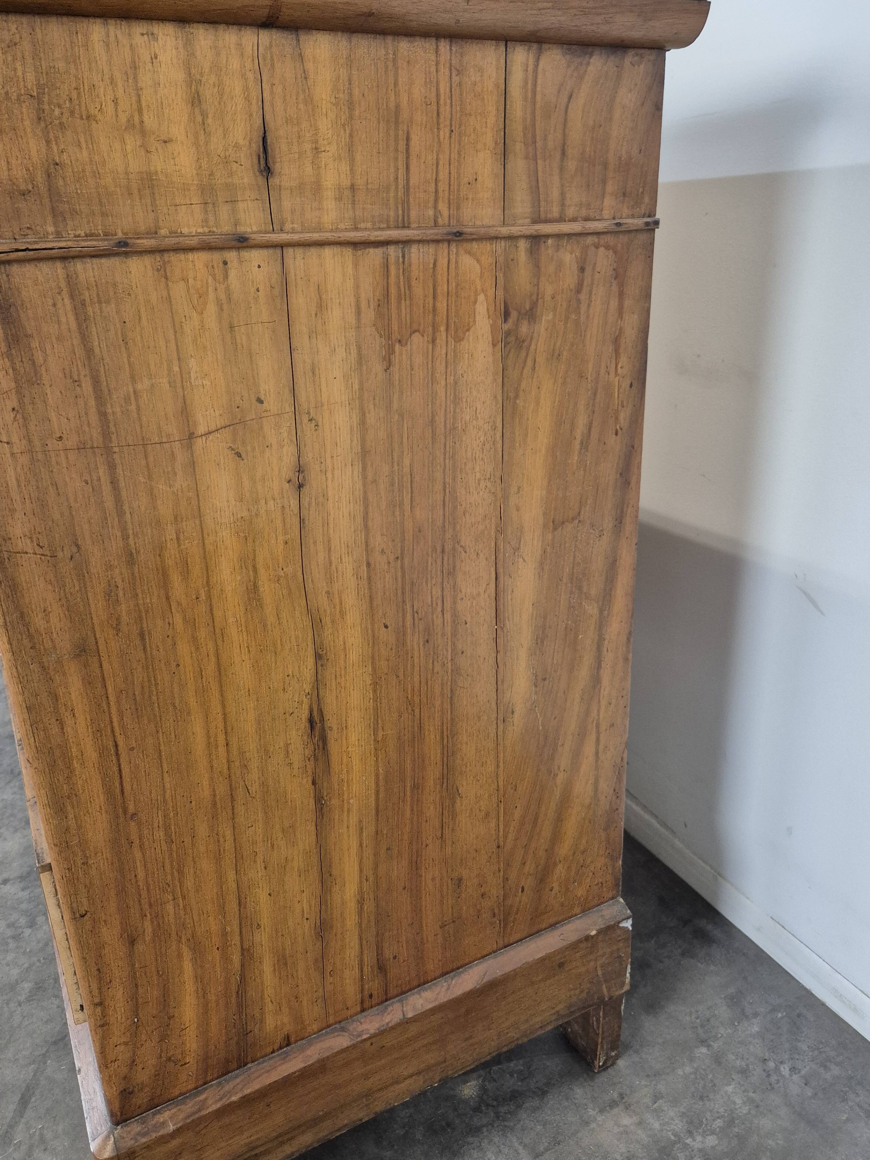 Louis Philippe style commode in walnut burl veneer.
